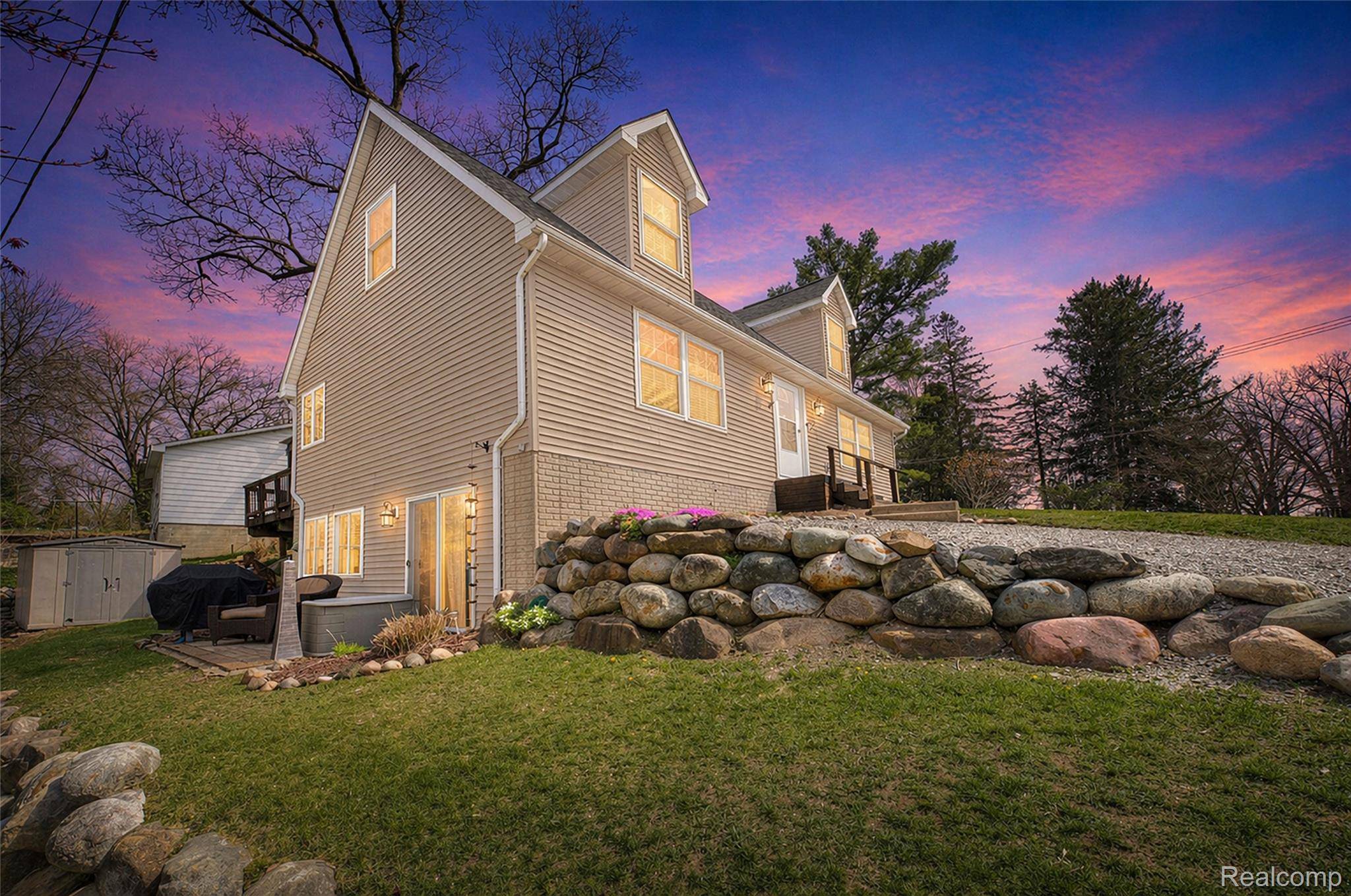 7395 Harrington DR, Hamburg Township, MI 48116
