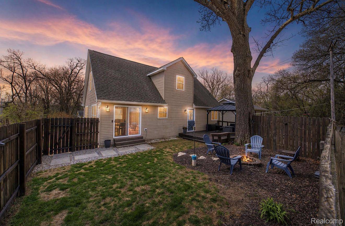 7395 Harrington DR, Hamburg Township, MI 48116