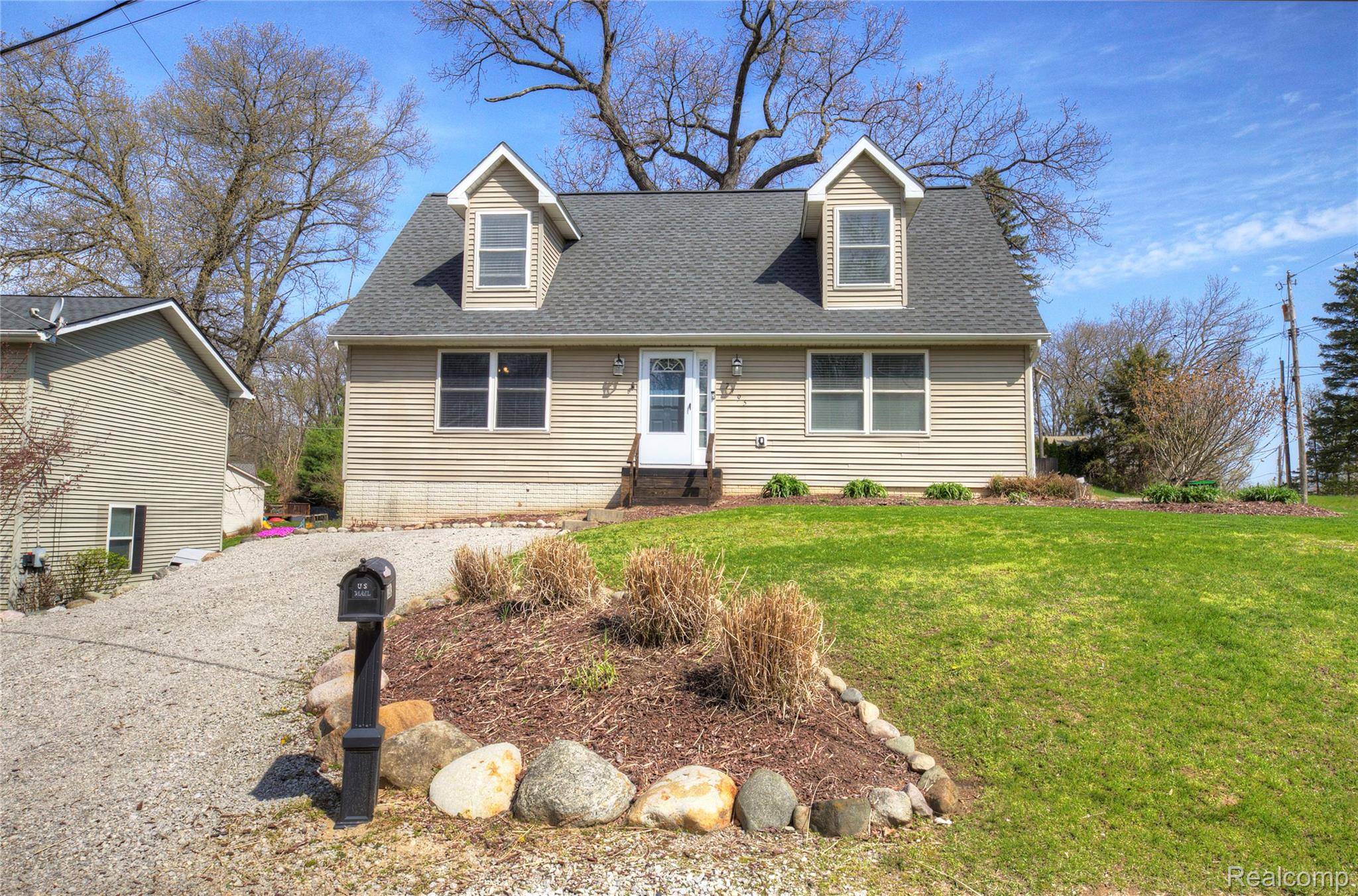 7395 Harrington DR, Hamburg Township, MI 48116
