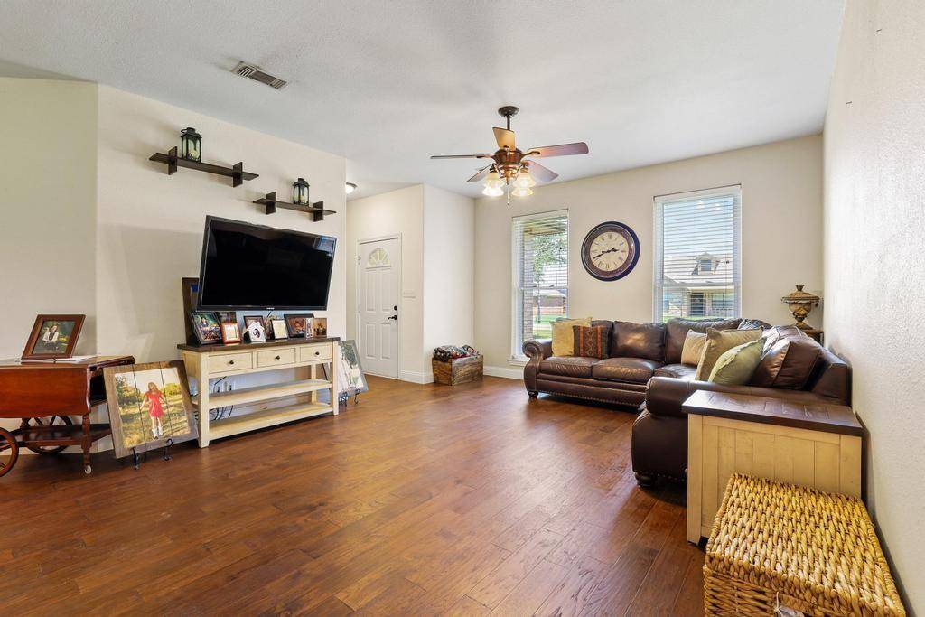 315 Preston Glen, Gunter, TX 75058
