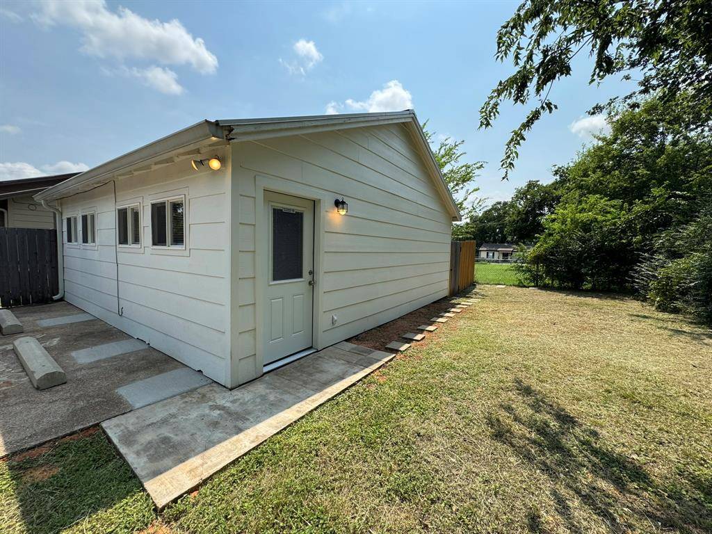 320 W 6th Street, Weatherford, TX 76086