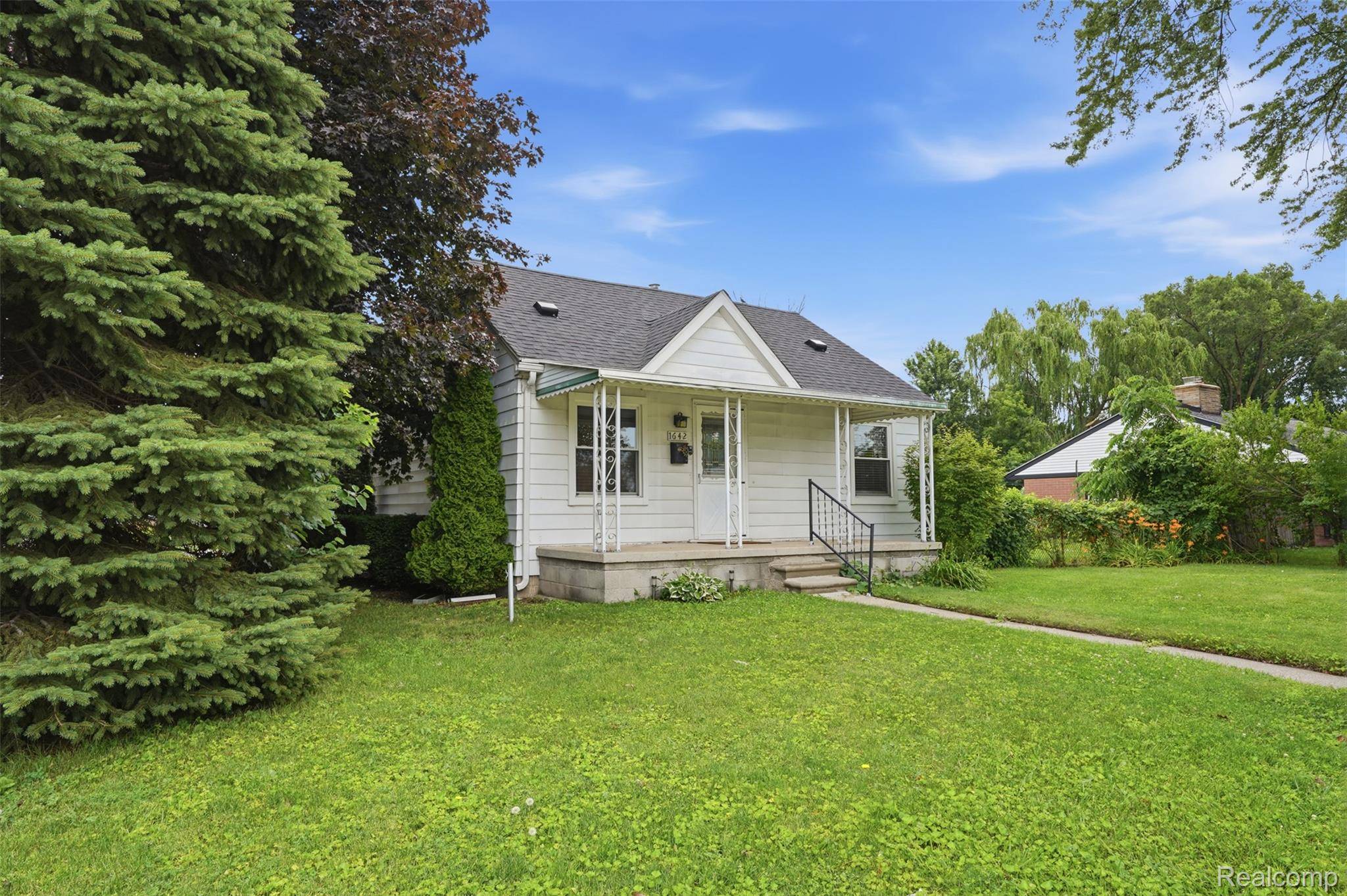 1642 Lathers ST, Garden City, MI 48135