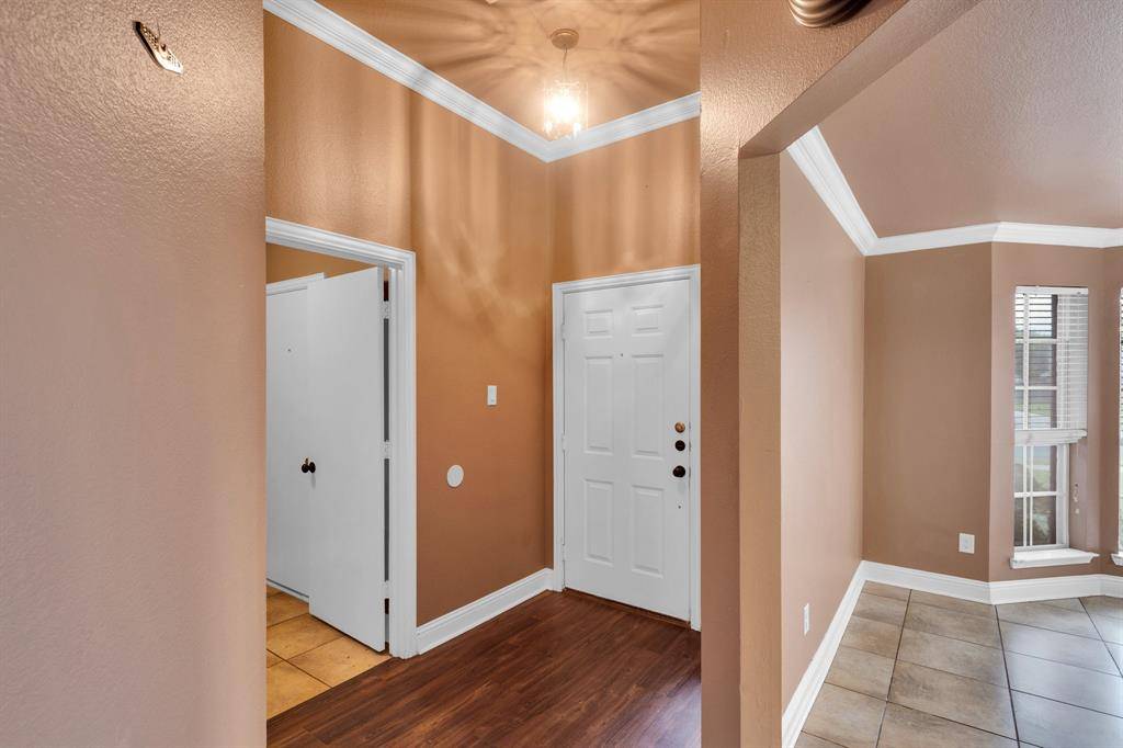 1006 Darren Drive, Burleson, TX 76028