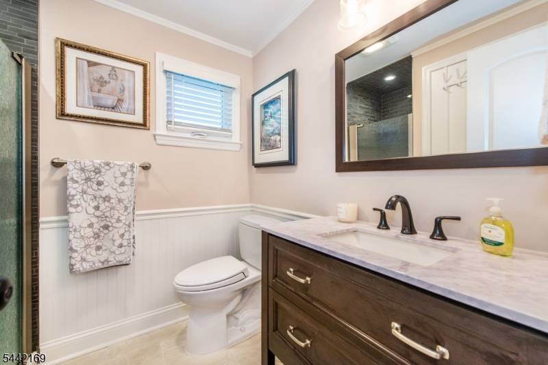 226 Winifred Dr, Totowa Boro, NJ 07512