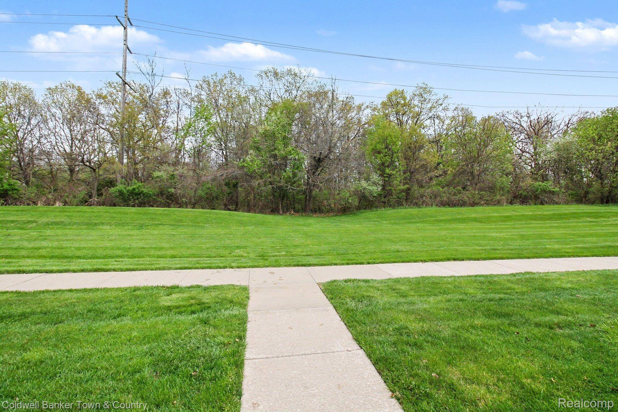 594 Olde English CIR, Howell Township, MI 48855