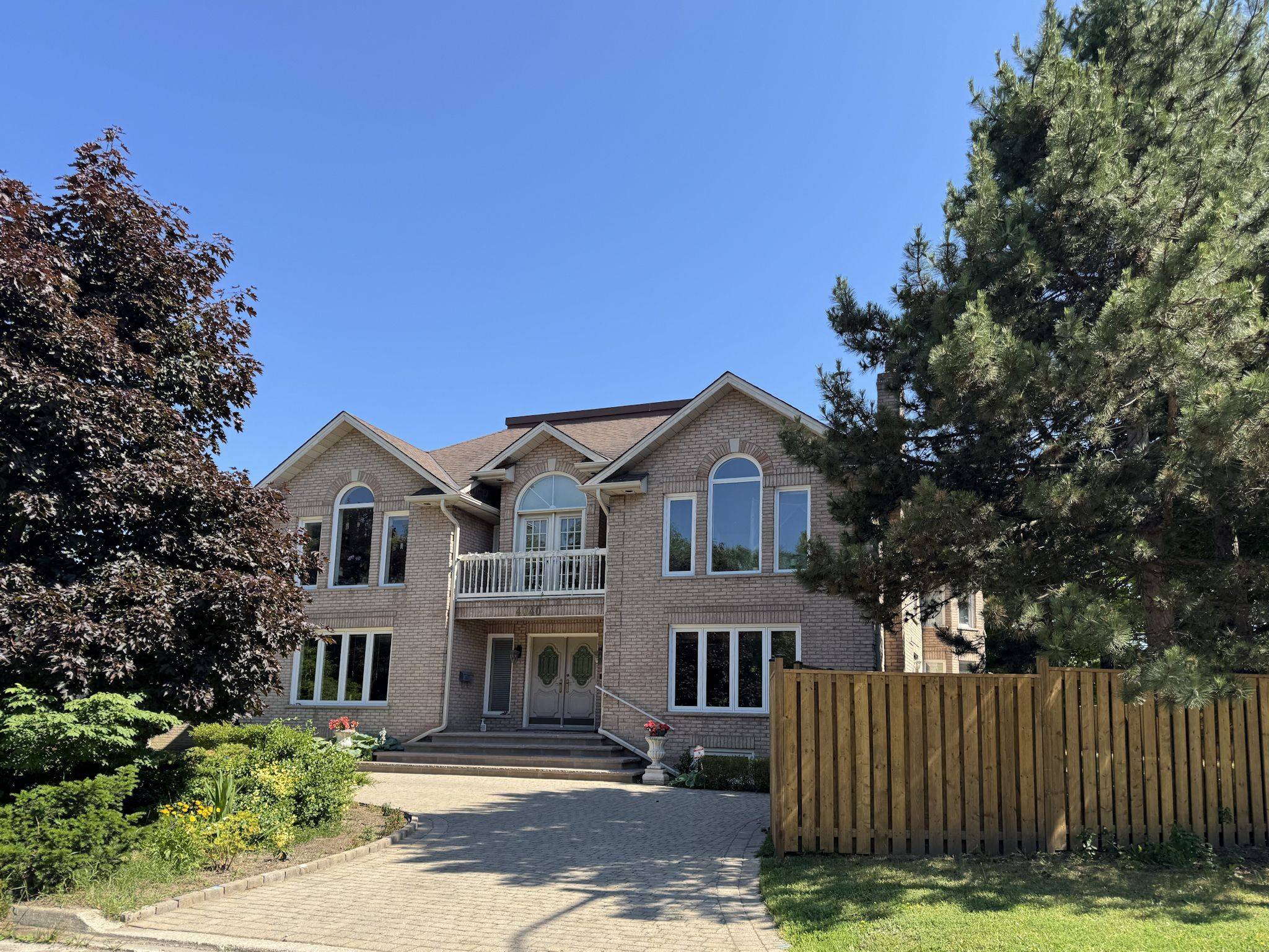4040 Lookout CT, Mississauga, ON L4W 4E9