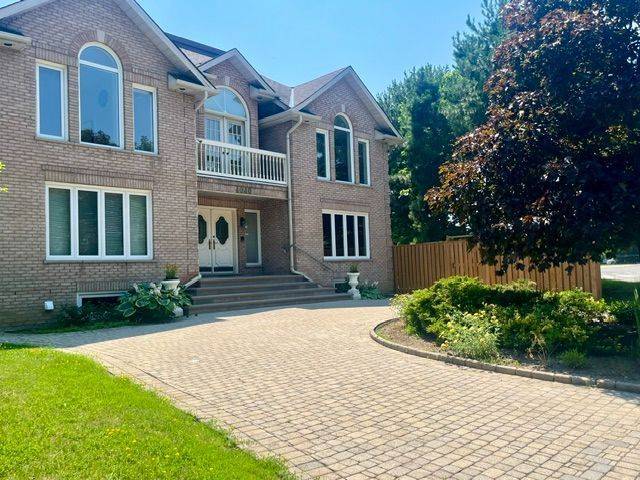 4040 Lookout CT, Mississauga, ON L4W 4E9