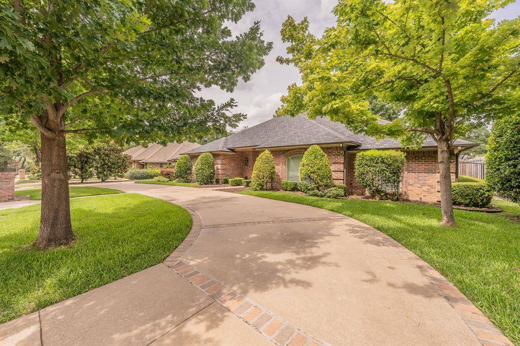 6724 Blue Meadow Drive, Fort Worth, TX 76132