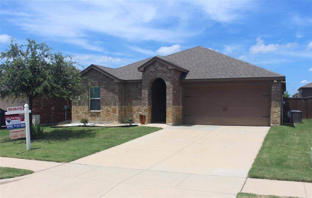 825 Alton Drive, Aubrey, TX 76227
