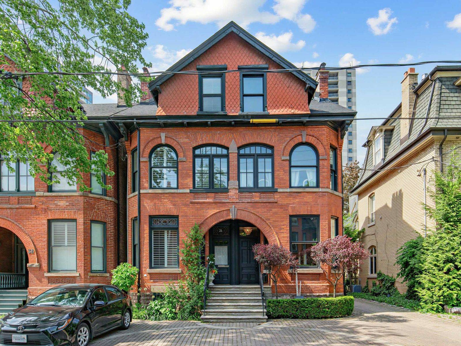 32 Bernard AVE, Toronto C02, ON M5R 1R2