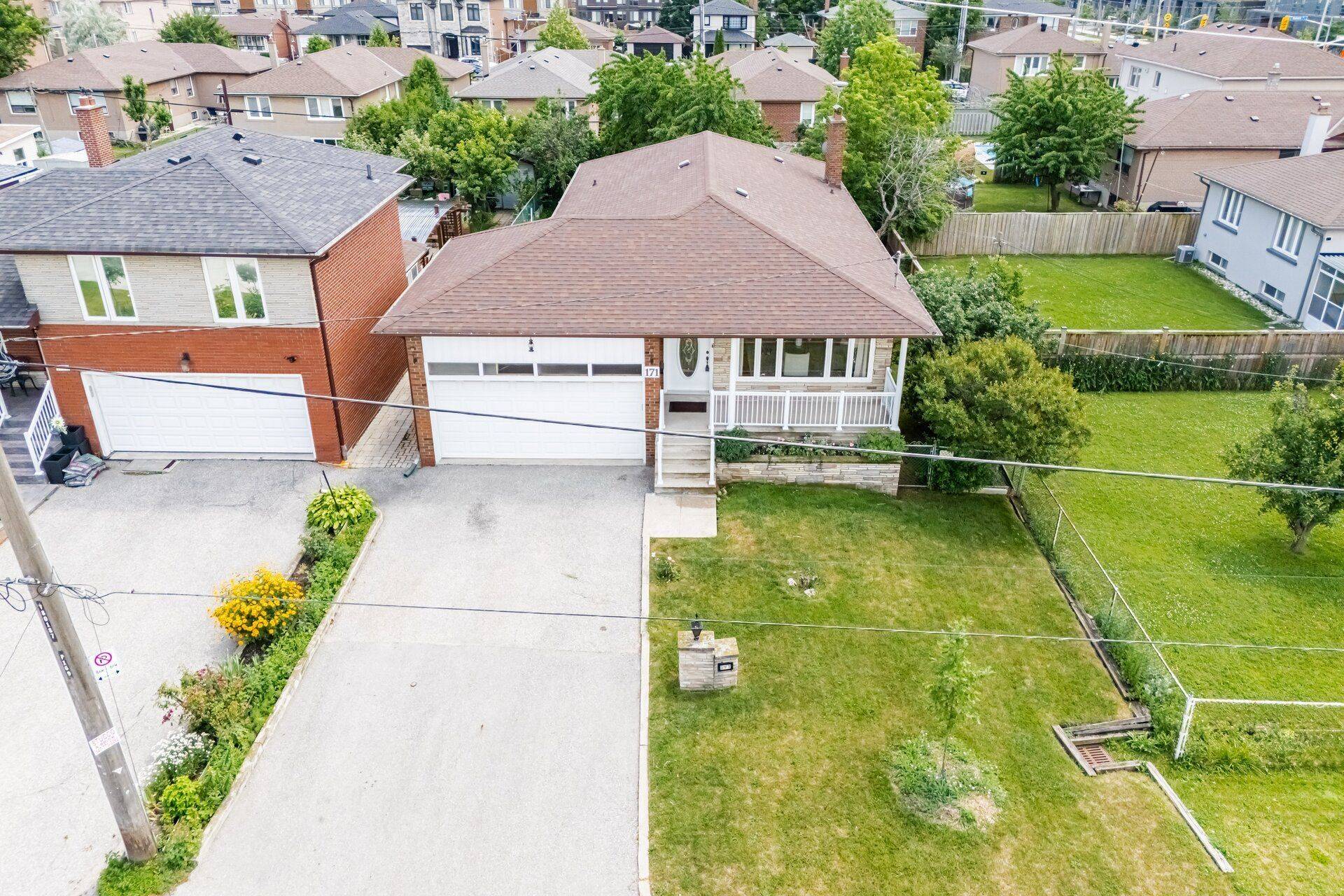 171 Regina AVE, Toronto C04, ON M6A 1R9