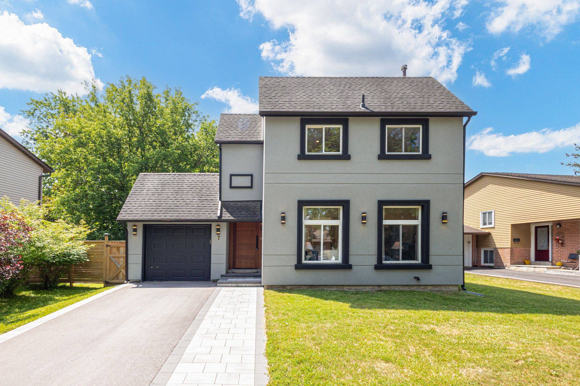7 Cossar DR, Aurora, ON L4G 3N6