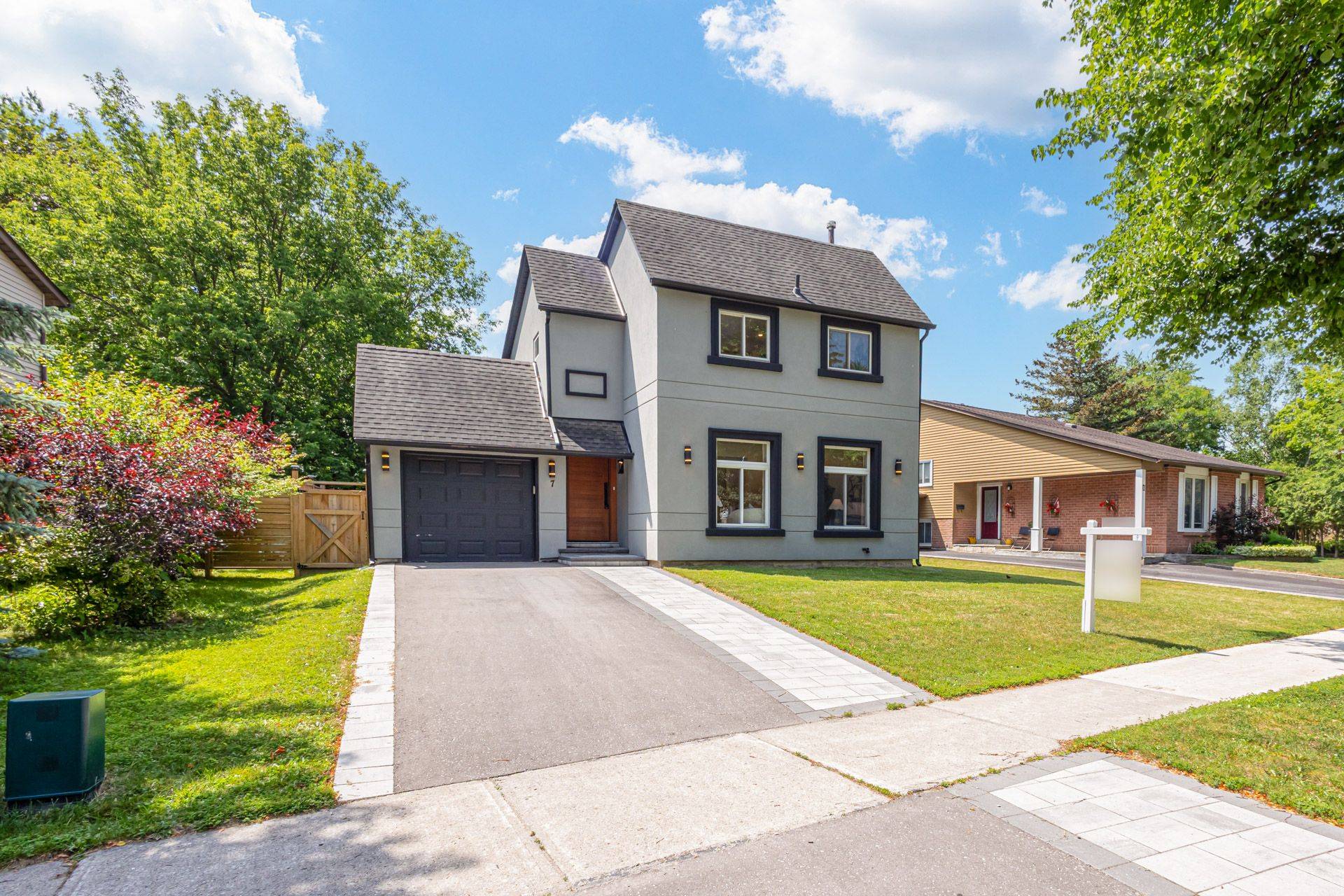 7 Cossar DR, Aurora, ON L4G 3N6
