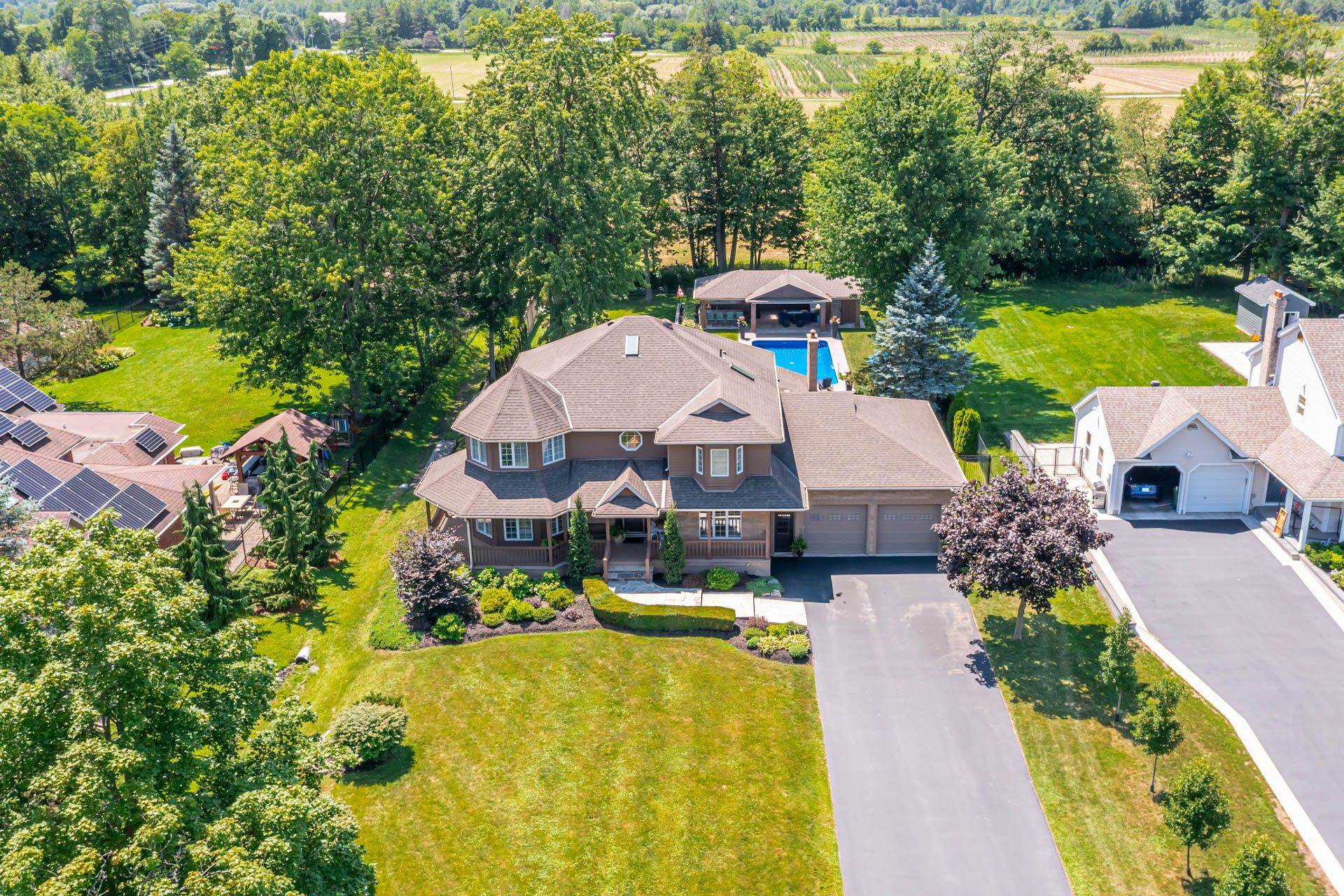 994 Courtland DR, Hamilton, ON L9G 3L1