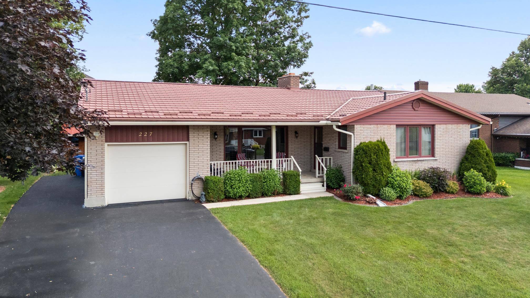 227 15th AVE, Hanover, ON N4N 3E1