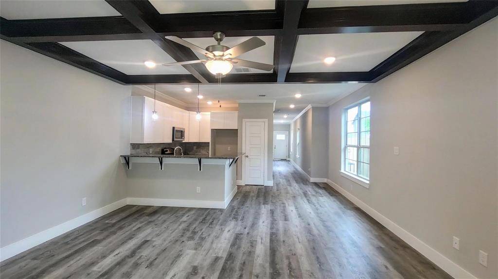 1705 Ash Crescent Street, Fort Worth, TX 76104