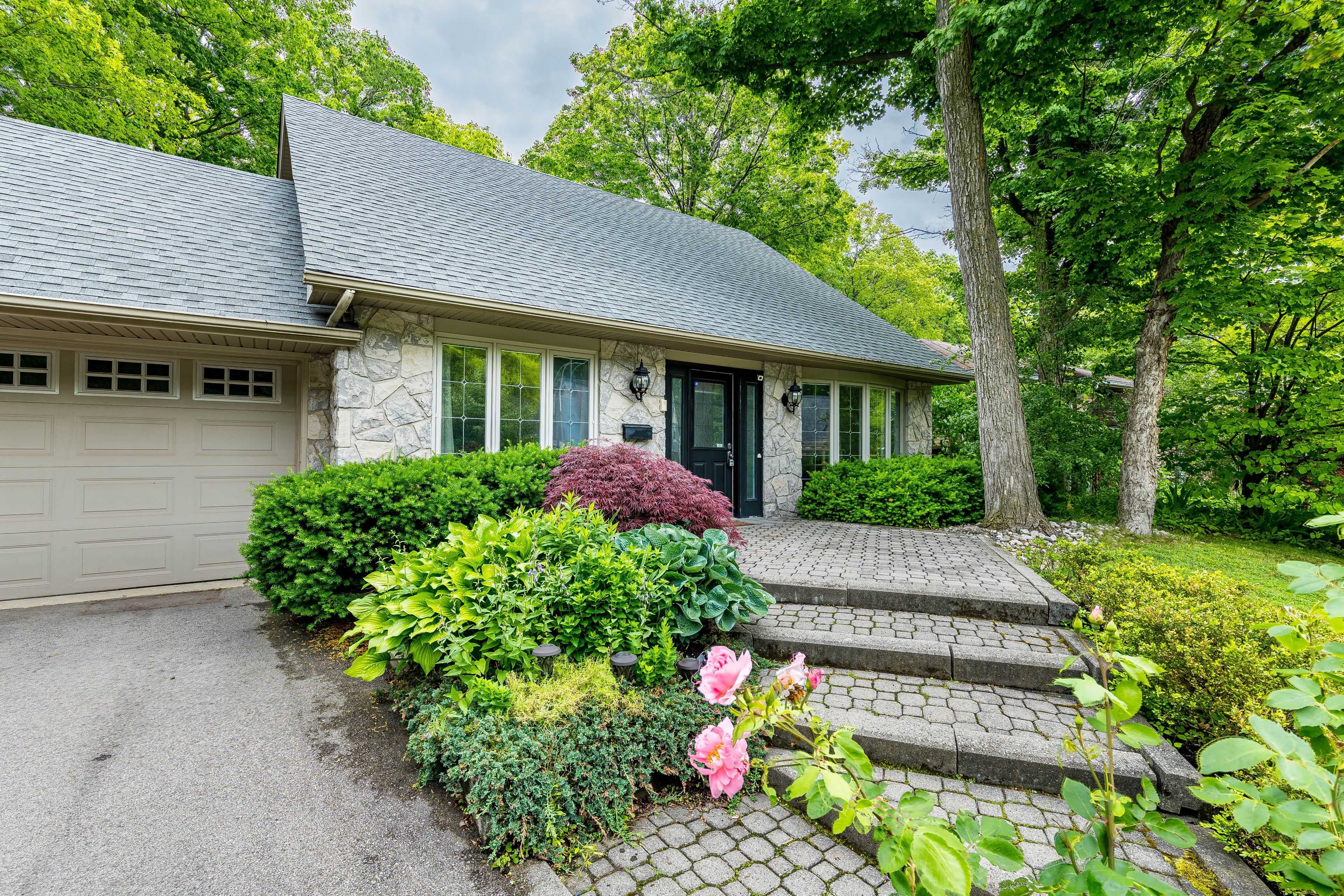 1941 Four Seasons DR, Burlington, ON L7P 2Y3