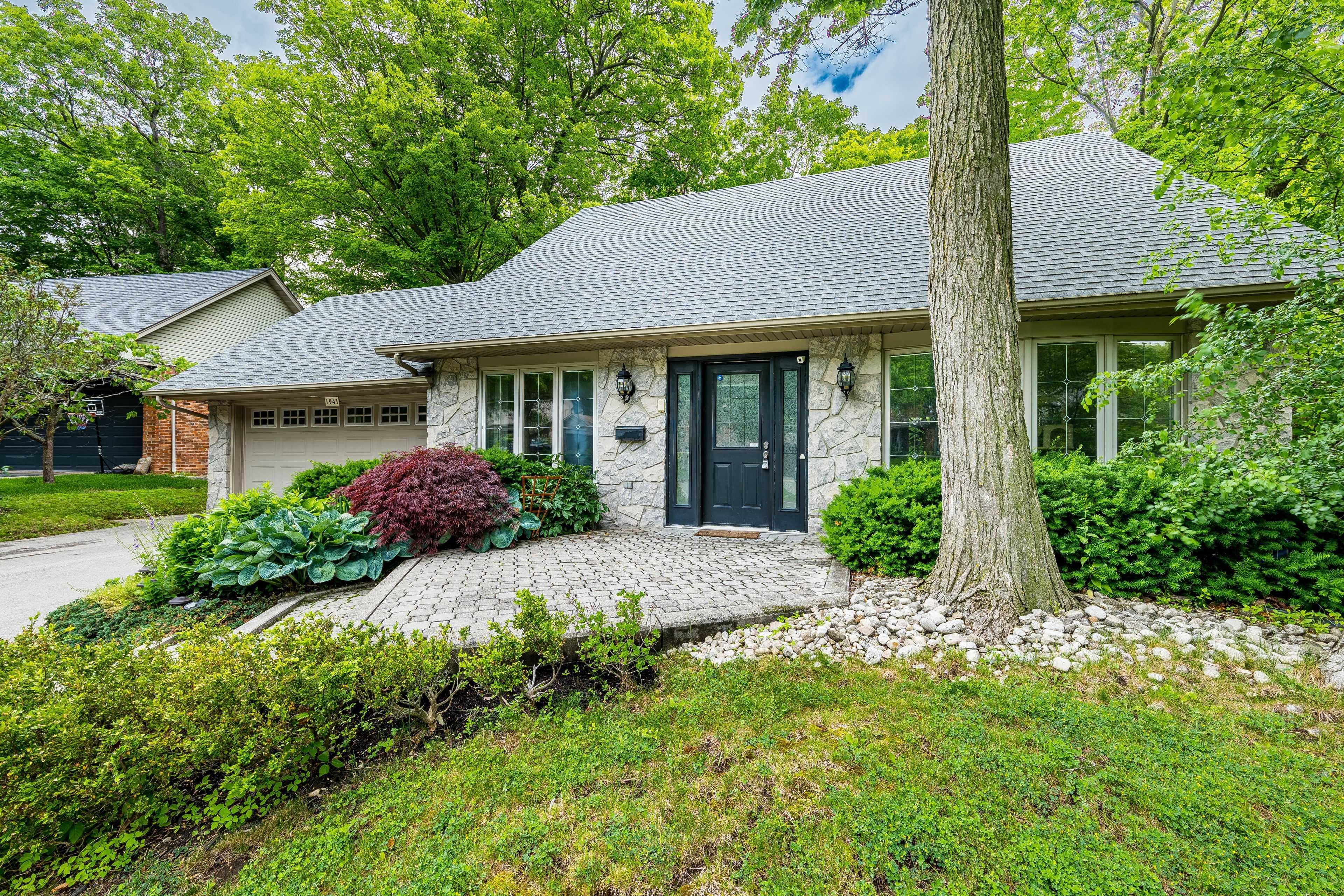 1941 Four Seasons DR, Burlington, ON L7P 2Y3