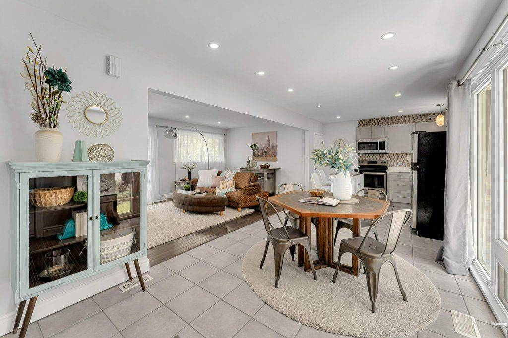 168 Avenue RD, Kingston, ON K7M 1C5