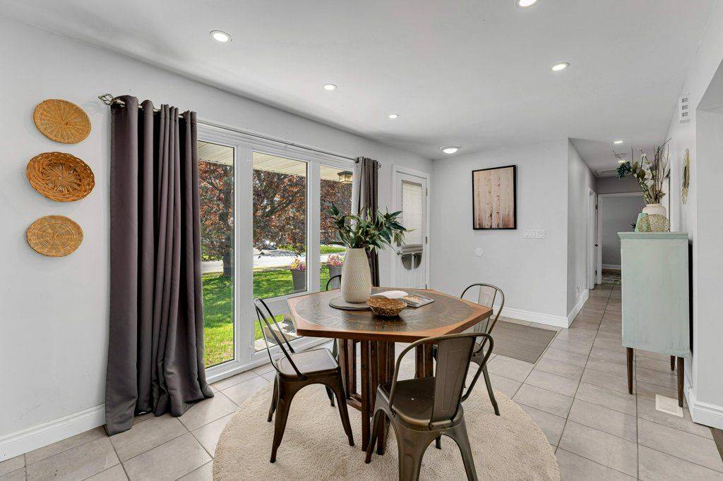 168 Avenue RD, Kingston, ON K7M 1C5