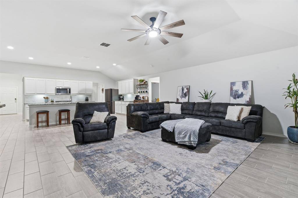 437 Falcon Way, Azle, TX 76020