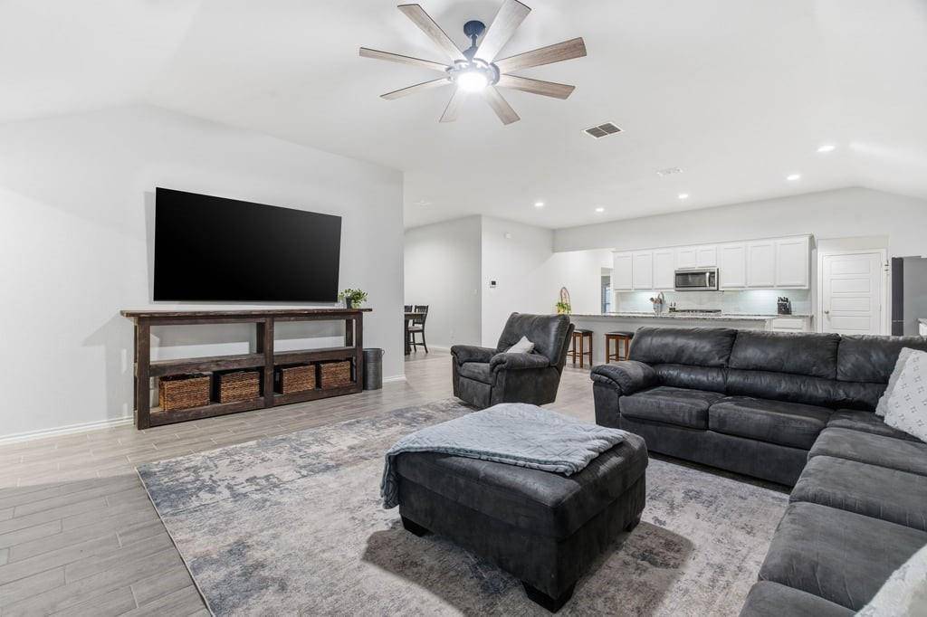 437 Falcon Way, Azle, TX 76020