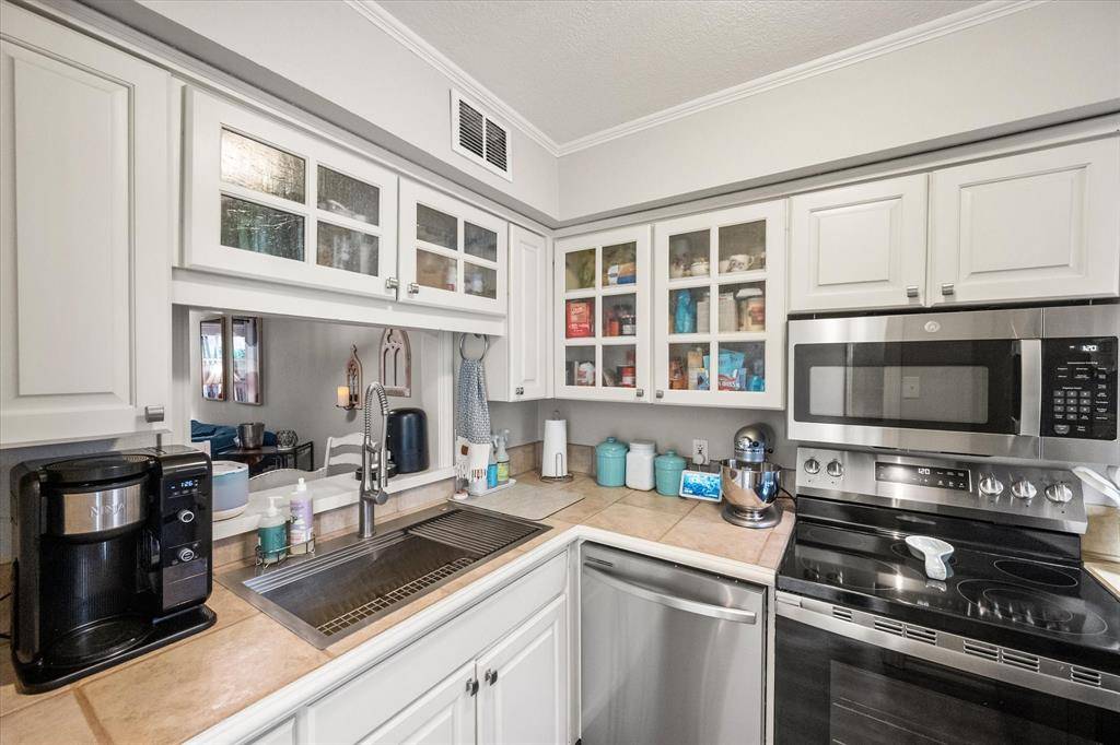 1379 Roaring Springs Road, Fort Worth, TX 76114