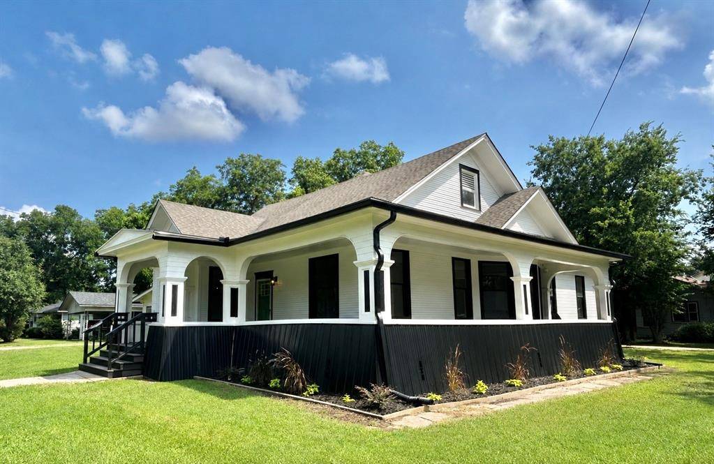 402 E Navasota Street, Groesbeck, TX 76642