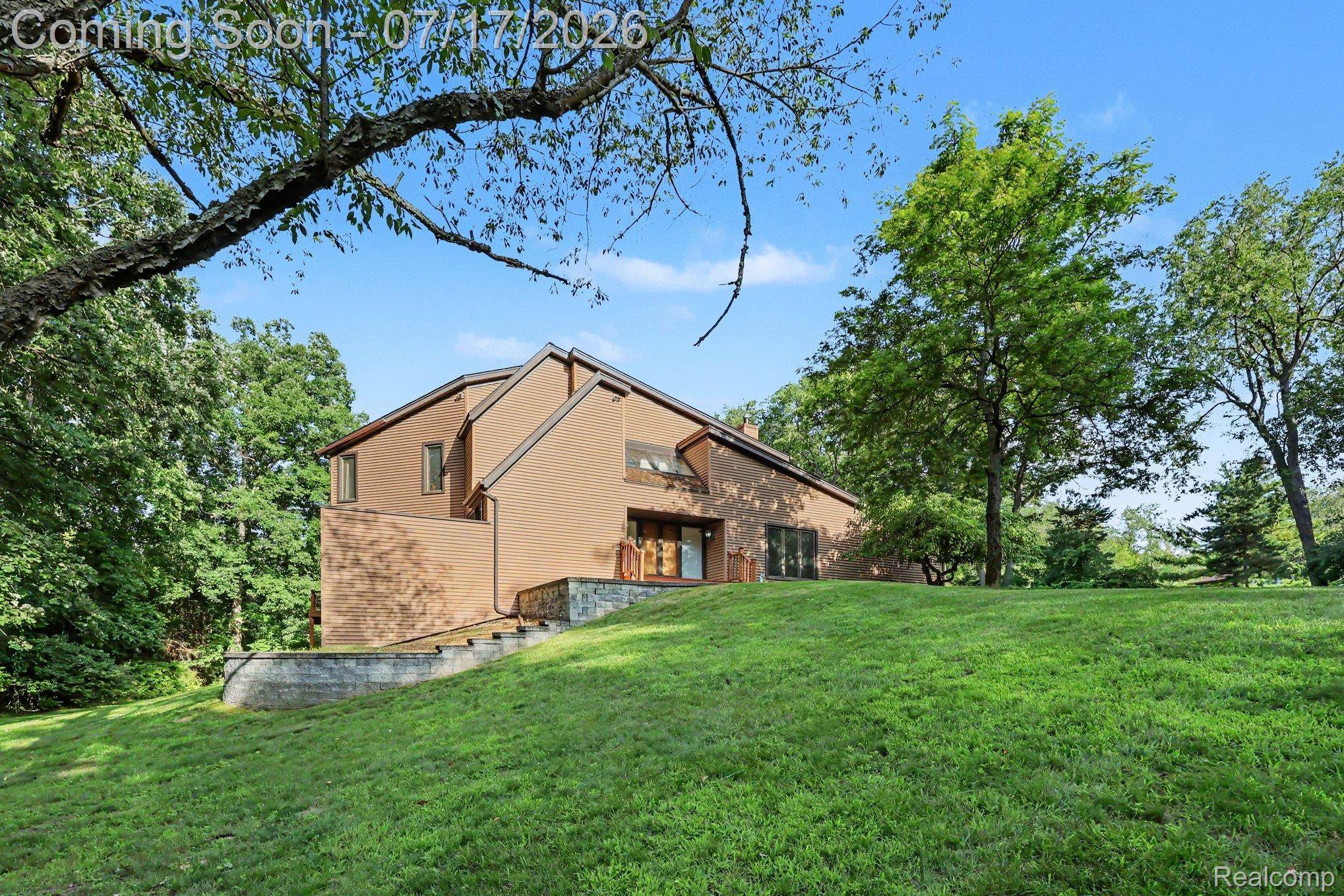 5685 Paint Valley DR, Rochester, MI 48306