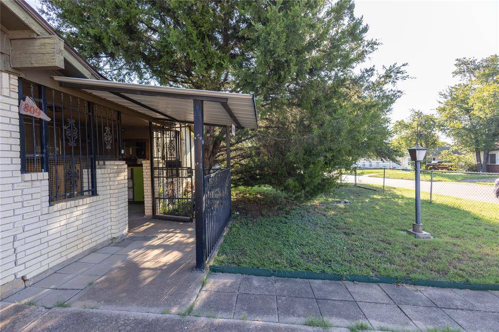 809 Lomo Street, Fort Worth, TX 76110