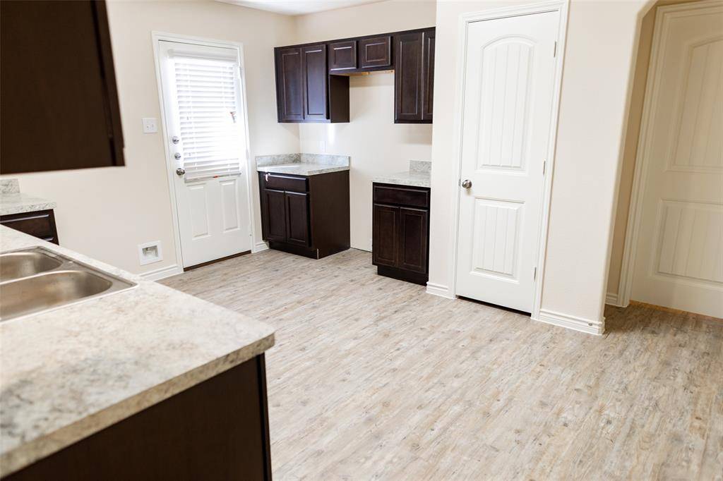 1607 Dove Circle, Ennis, TX 75119
