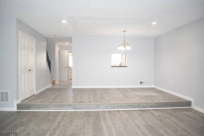 7 Kirby Ln, Franklin Twp., NJ 08823