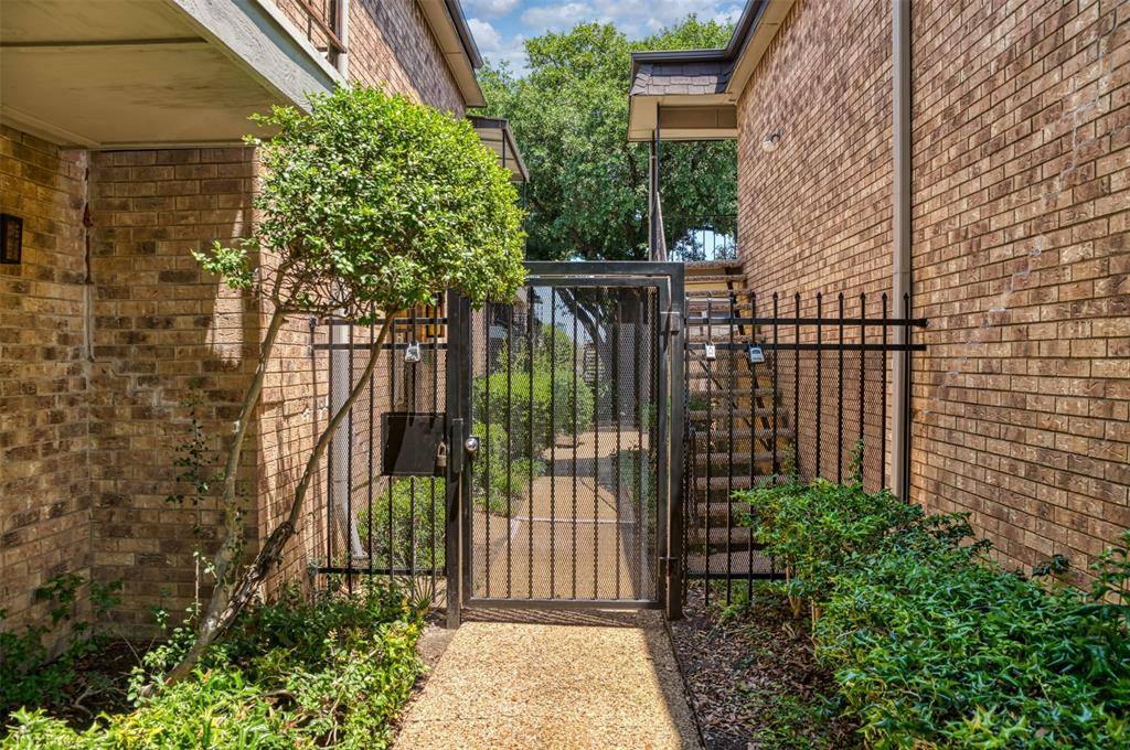 10252 REGAL OAKS Drive #B, Dallas, TX 75230
