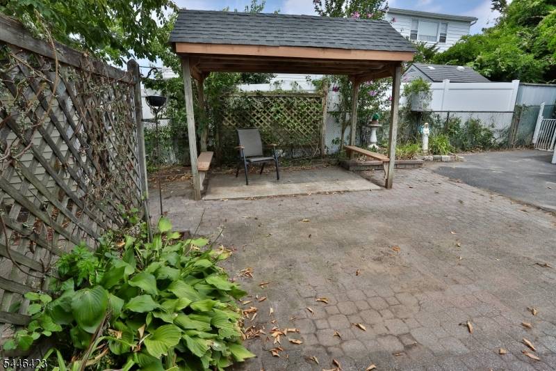 39 Chestnut St, Wallington Boro, NJ 07057