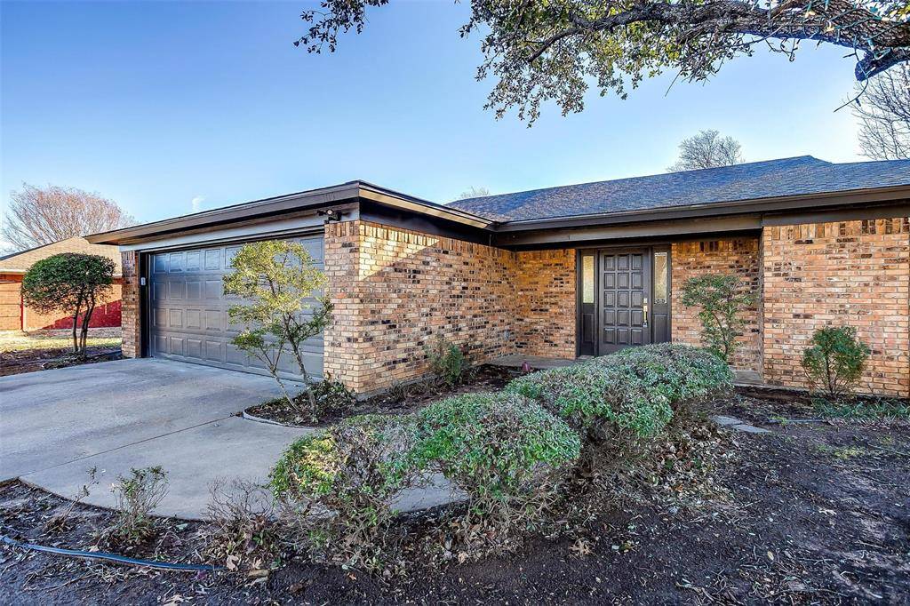 305 Bentley Drive, Joshua, TX 76058