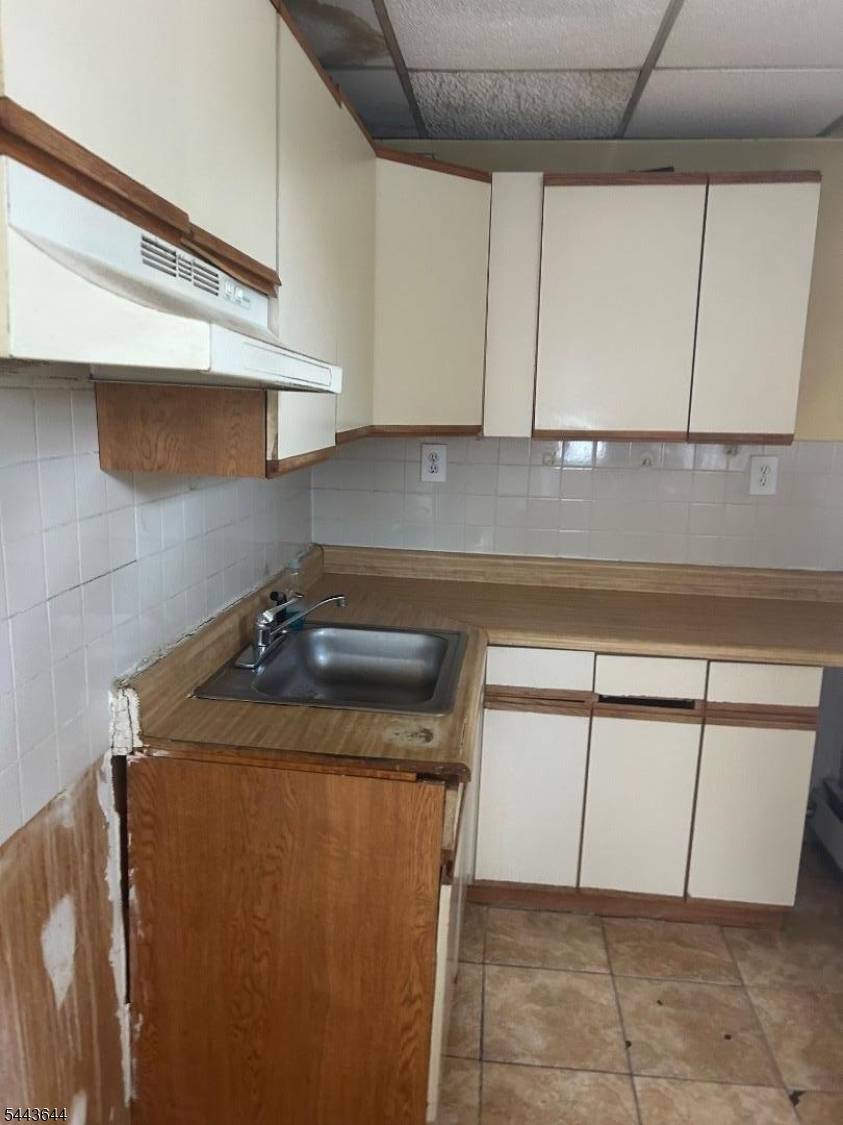 869 Clifton Ave, Newark City, NJ 07104