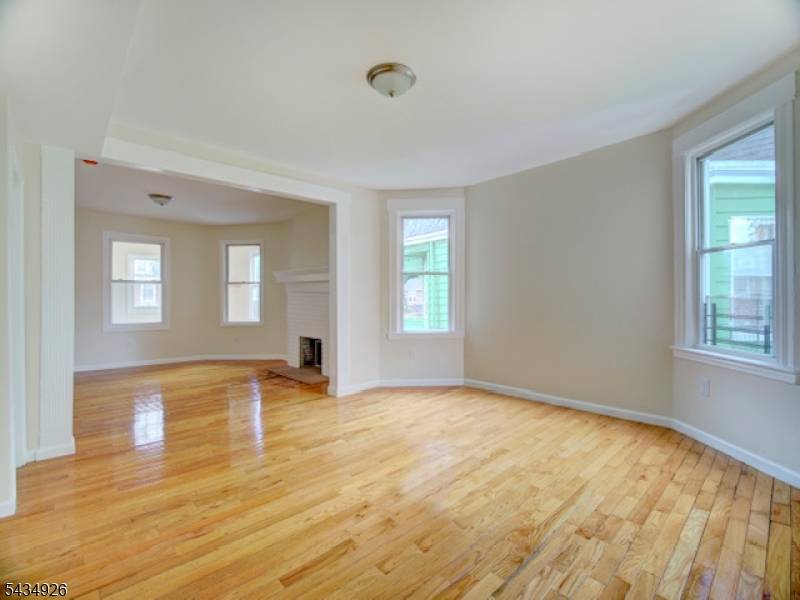 1035 Hunterdon St, Newark City, NJ 07112