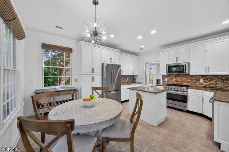 10 Camlet Ct, Roseland Boro, NJ 07068