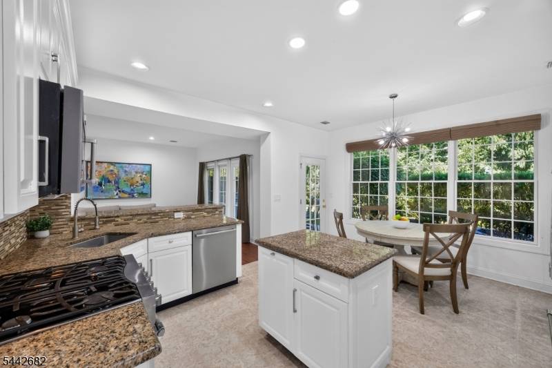 10 Camlet Ct, Roseland Boro, NJ 07068