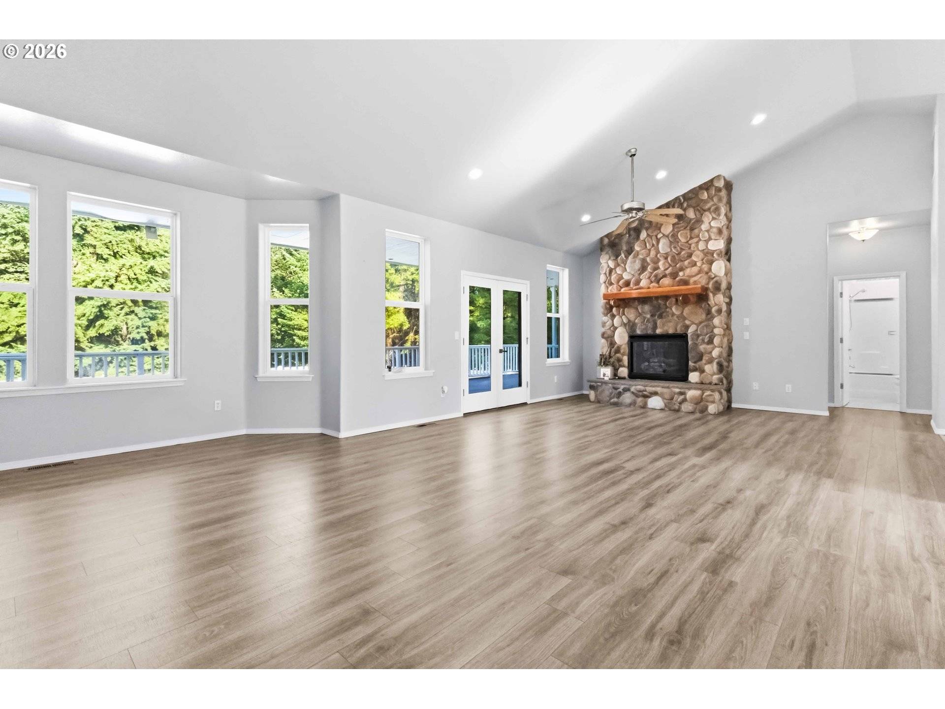 128 FLAGSTONE DR, Silver Lake, WA 98645