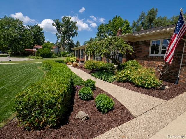 4923 Dusk DR, Shelby Charter Township, MI 48316