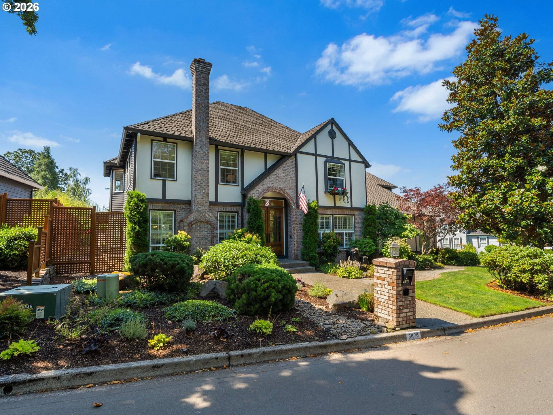 5676 SOUTHWOOD DR, Lake Oswego, OR 97035