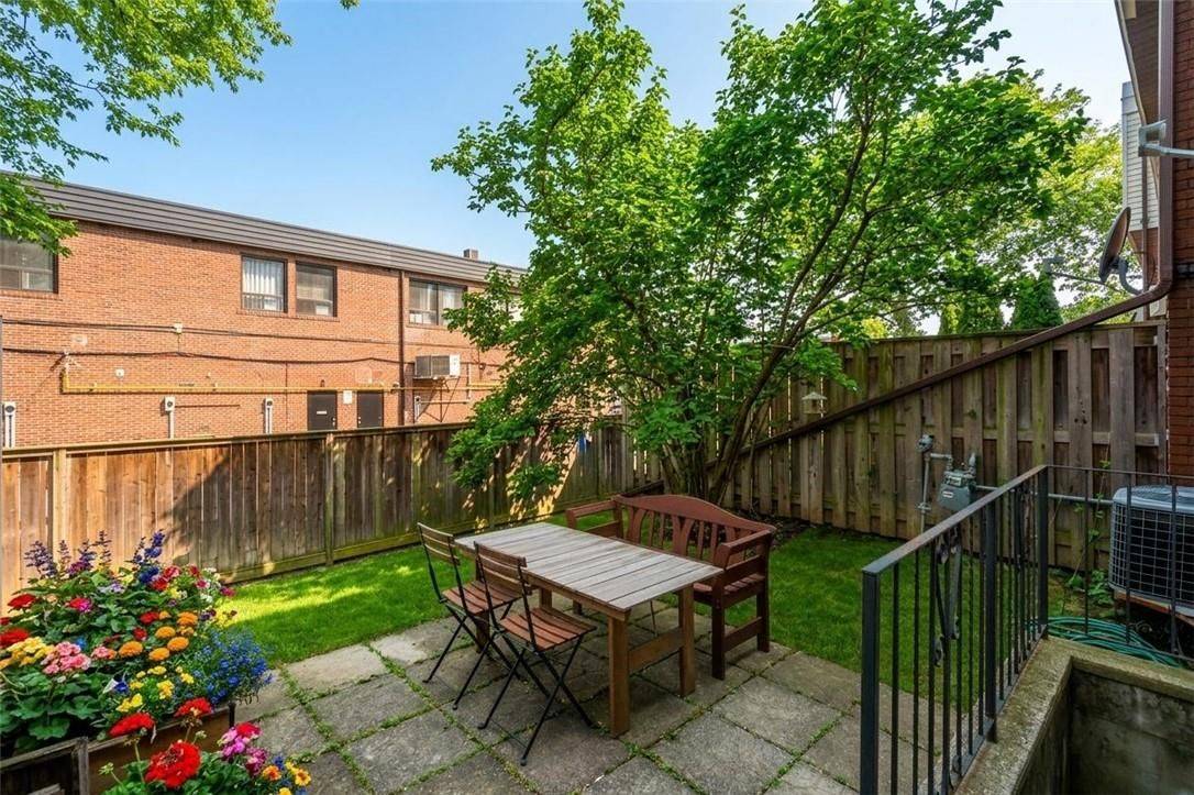 23 WATSONS LN #6, Hamilton, ON L9H 5G9