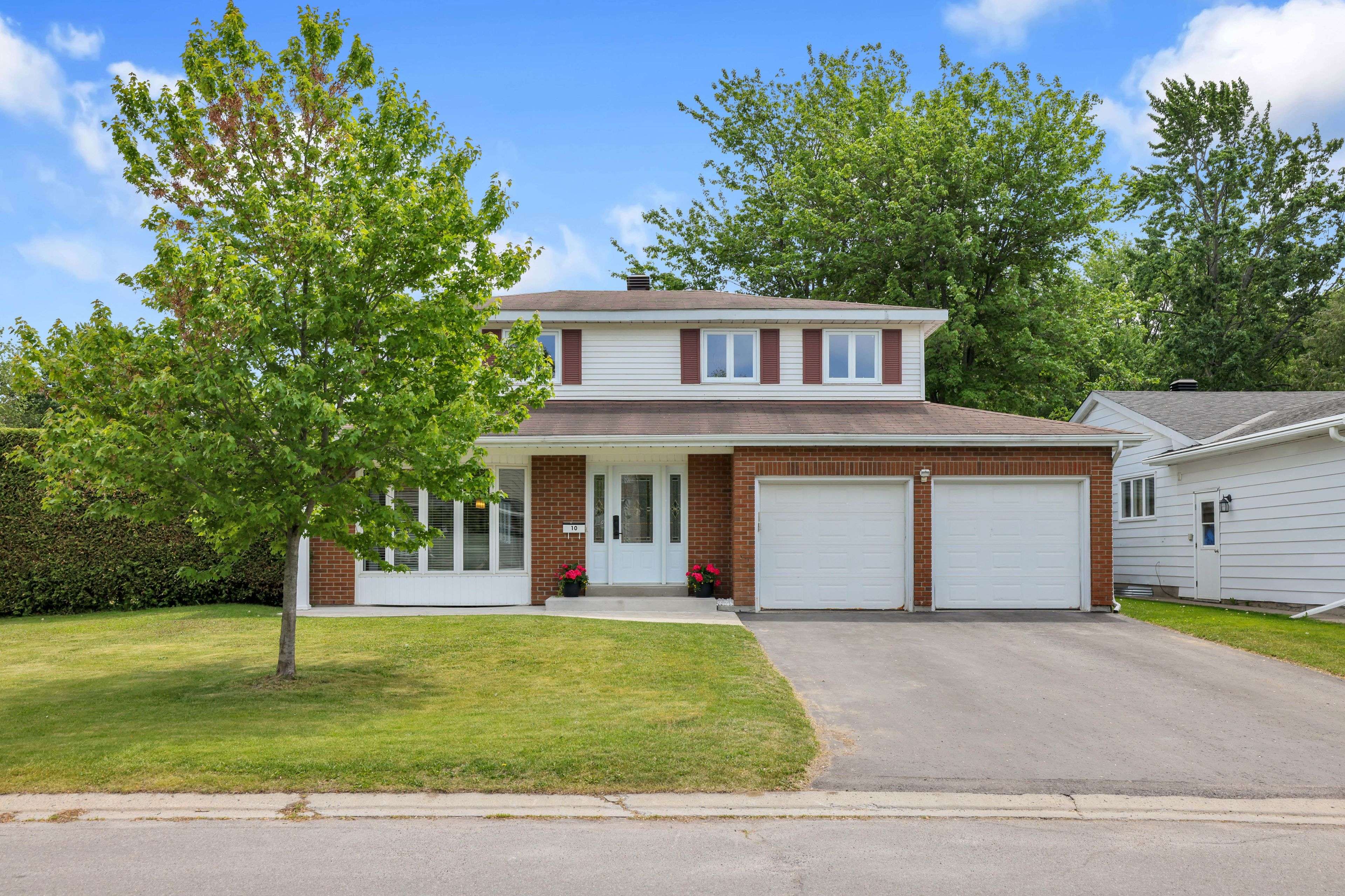 10 Highpark CRES, Blackburn Hamlet, ON K1B 3G8