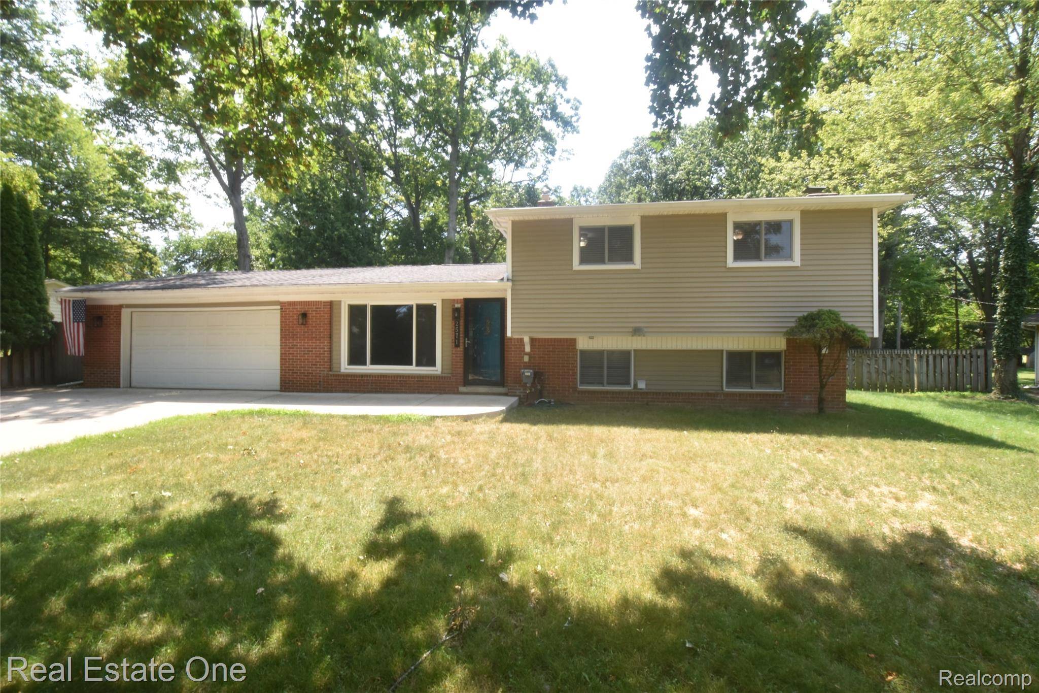 2571 Red Arrow DR, Commerce Charter Township, MI 48382