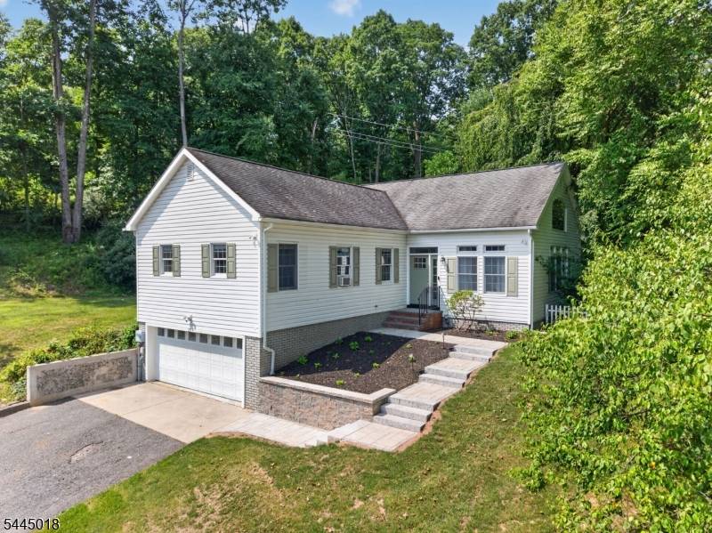 23 Blueberry Hl, Glen Gardner Boro, NJ 08826