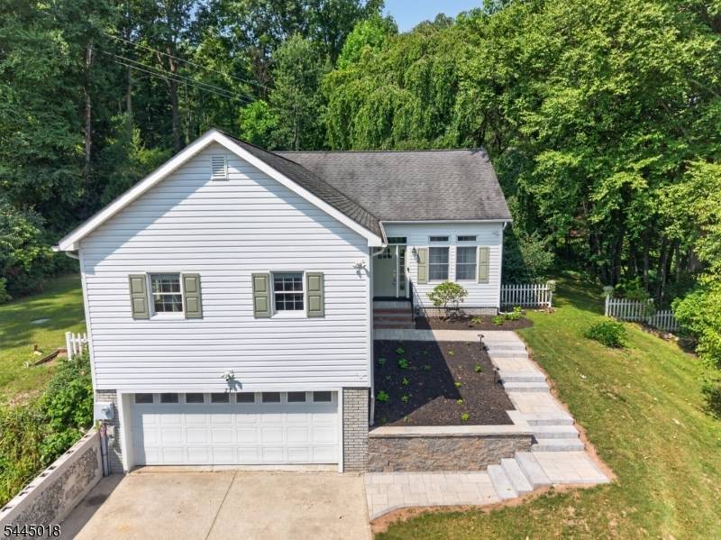 23 Blueberry Hl, Glen Gardner Boro, NJ 08826