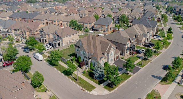 37 Degrey DR, Brampton, ON L6P 3X5