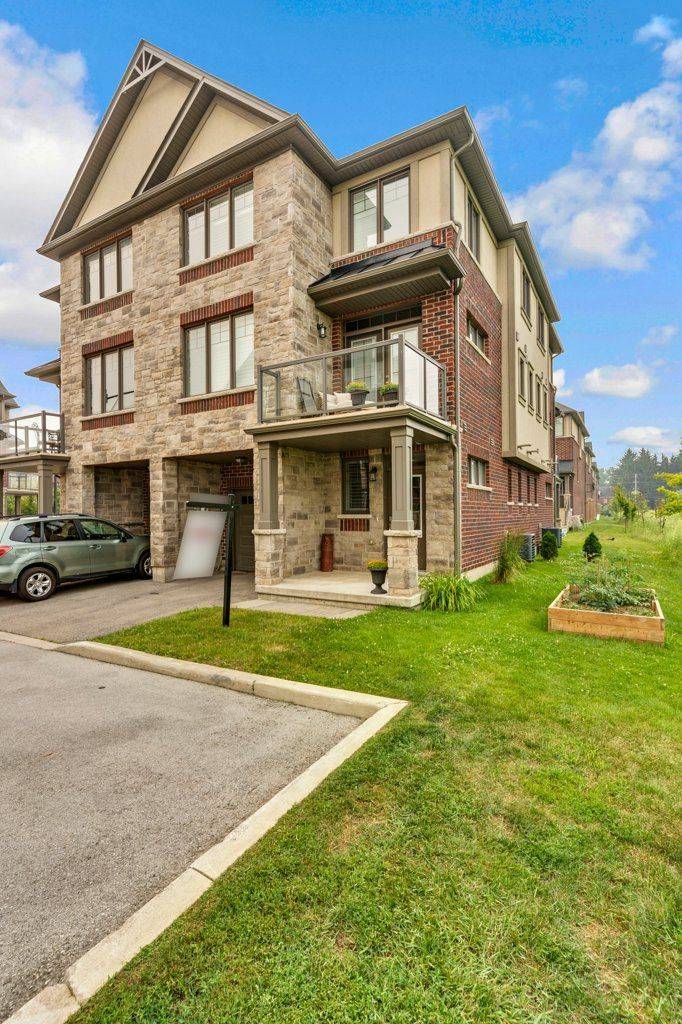7 Bacon LN, Hamilton, ON L9G 0H2