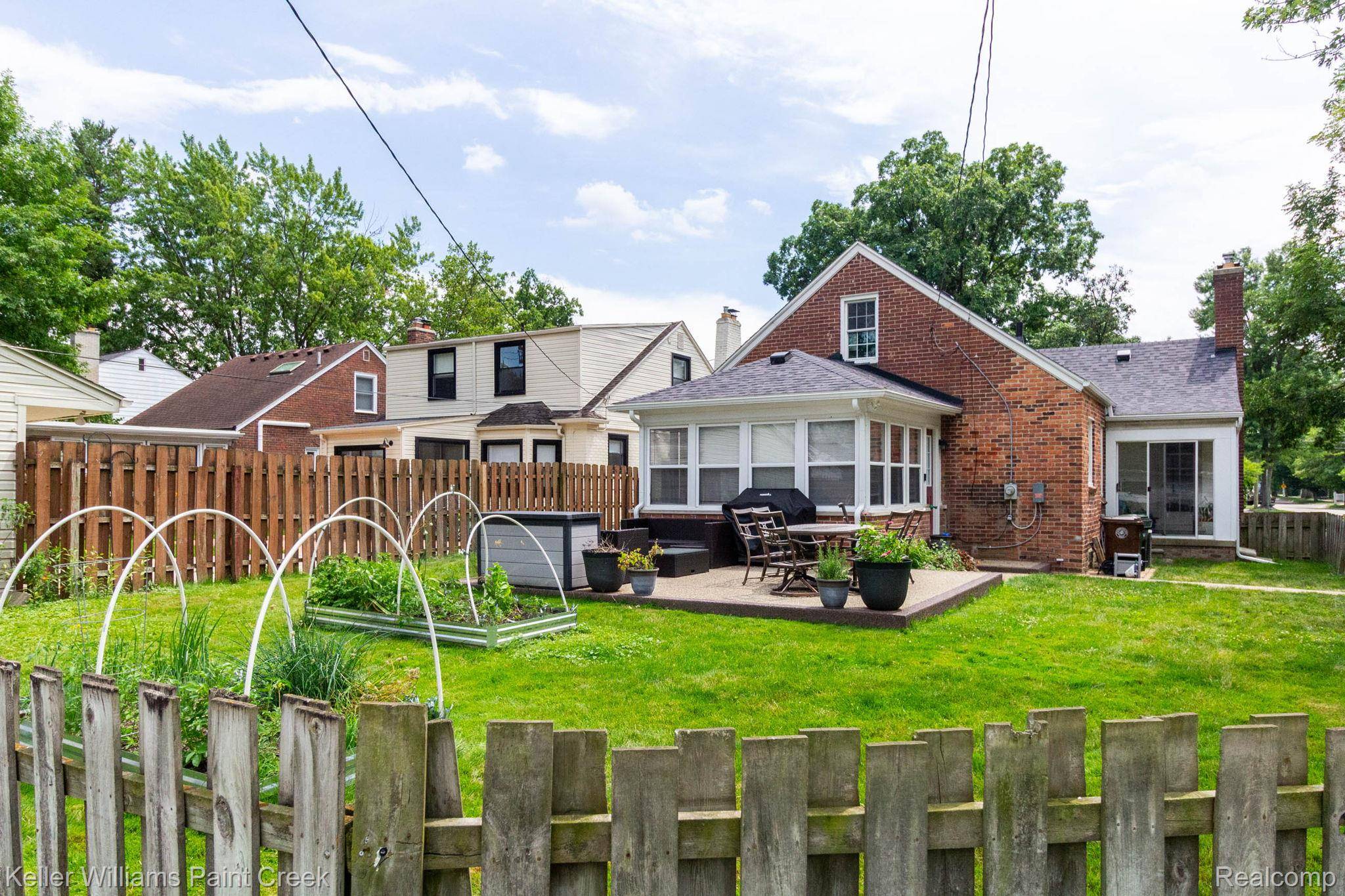 1466 Hampton Rd, Grosse Pointe Woods, MI 48236